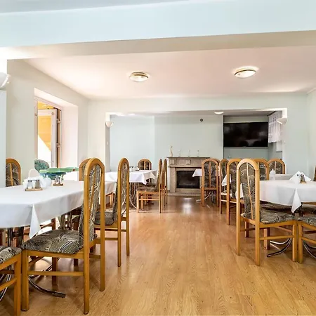 Goscinne Namiastka Oda ve Kahvaltı 3*